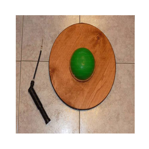 Tavoletta propriocettiva rotonda in legno con semisfera gonfiabile.